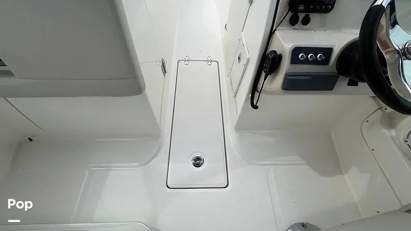 Slide: The Image of Boston Whaler 230 Vantage 2019 - 15825085