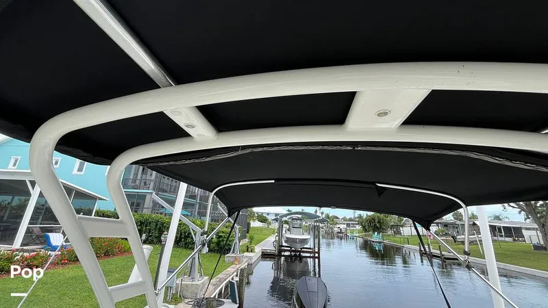 Slide: The Image of Boston Whaler 230 Vantage 2019 - 15825109