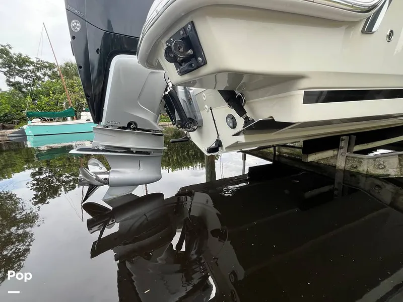 Slide: The Image of Boston Whaler 230 Vantage 2019 - 15825128