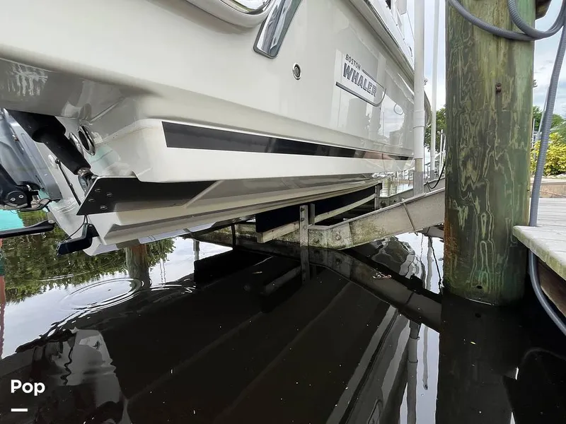 Slide: The Image of Boston Whaler 230 Vantage 2019 - 15825129