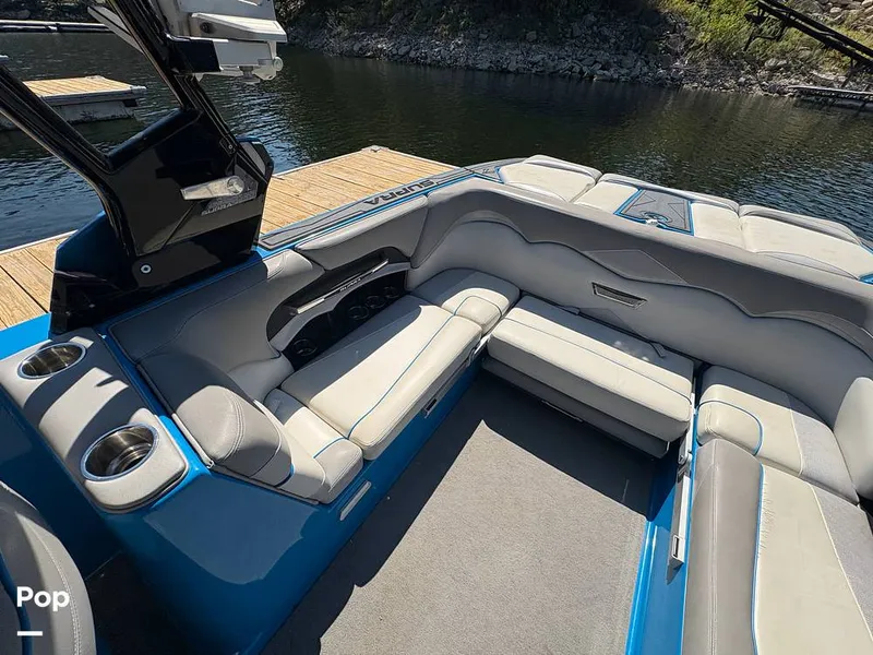 Slide: The Image of Speakers/passenger Seating With Storage/beverage Holders - 15945769