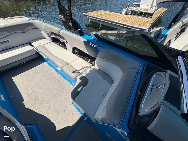 Slide: The Image of Speakers/passenger Seating With Storage/beverage Holders - 15945770