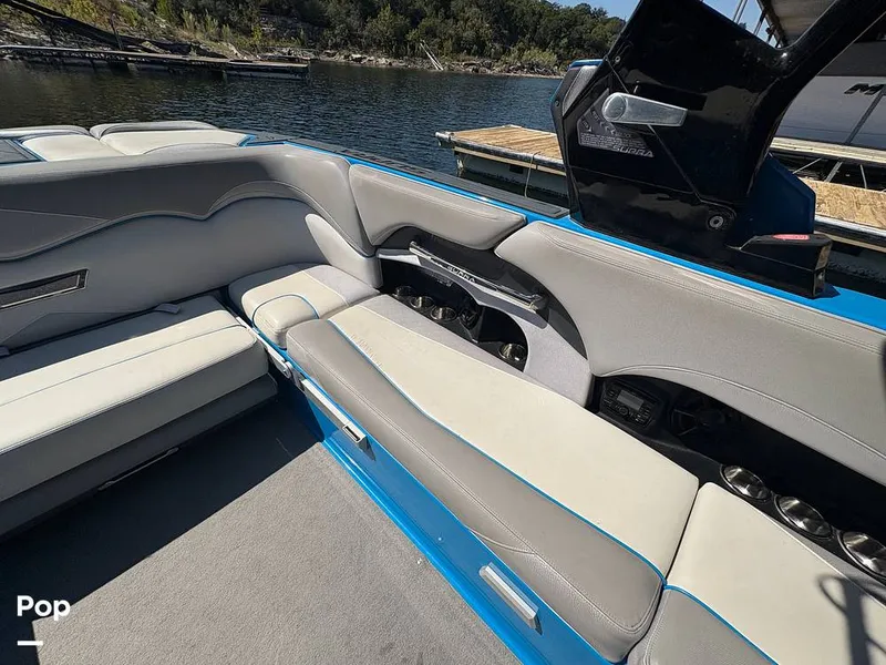 Slide: The Image of Speakers/passenger Seating With Storage/beverage Holders - 15945777