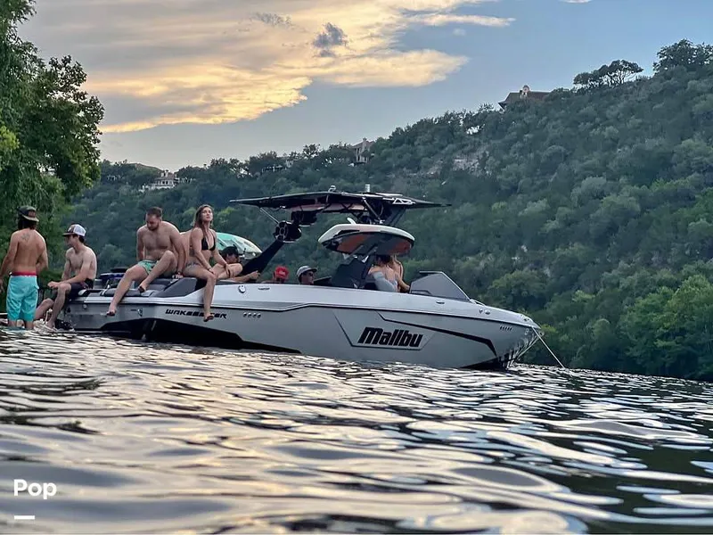 Slide: The Image of Malibu 25 LSV 2021 - 15818237