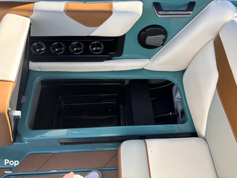 Slide: The Image of Axis A20 2024 - 15823526