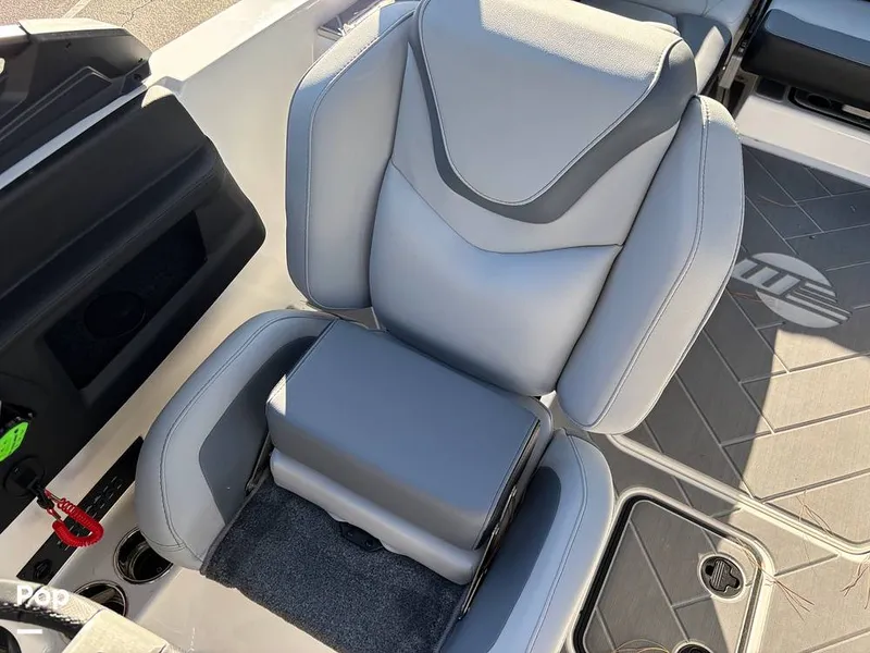 Slide: The Image of Malibu Wakesetter 25 LSV 2024 - 15823449