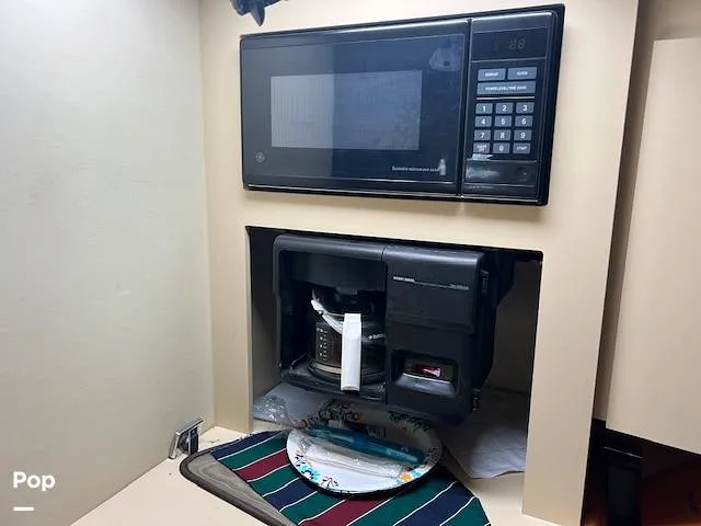 Slide: The Image of Cruisers Yachts 3275 2002 - 15974504