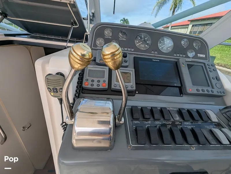 Slide: The Image of Tiara 2900 Coronet Harbor Edition 2001 - 15839154