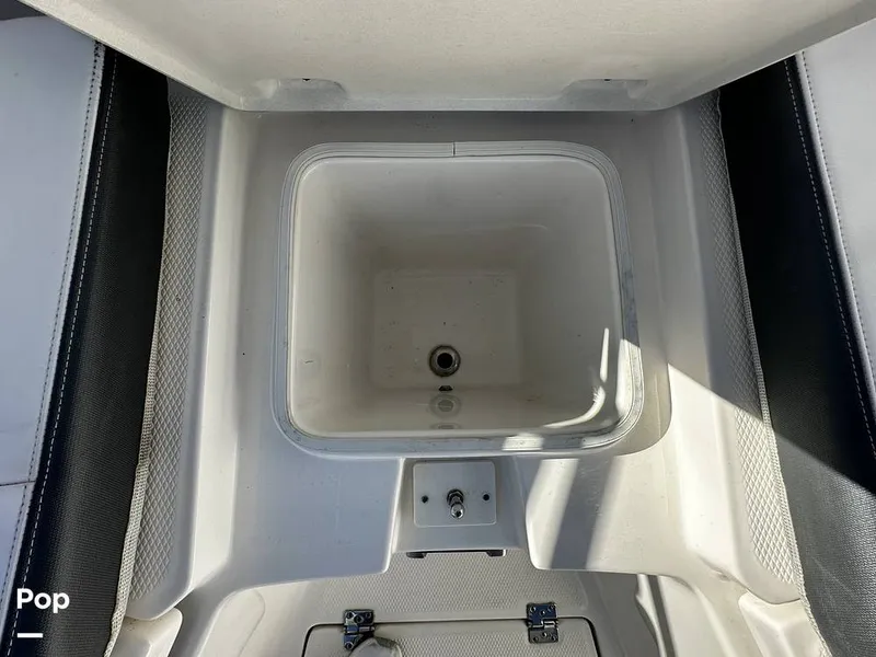 Slide: The Image of Robalo R272 2021 - 16082089