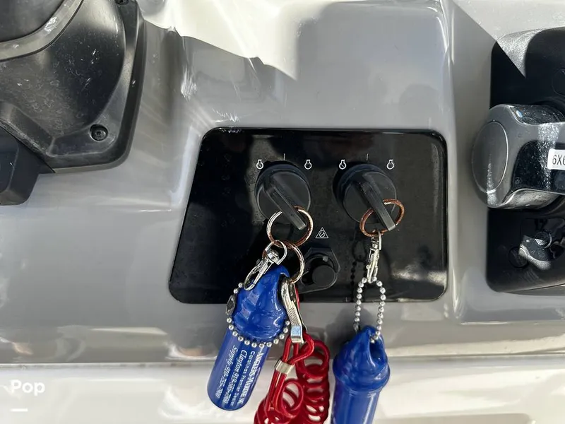 Slide: The Image of Robalo R272 2021 - 16082135