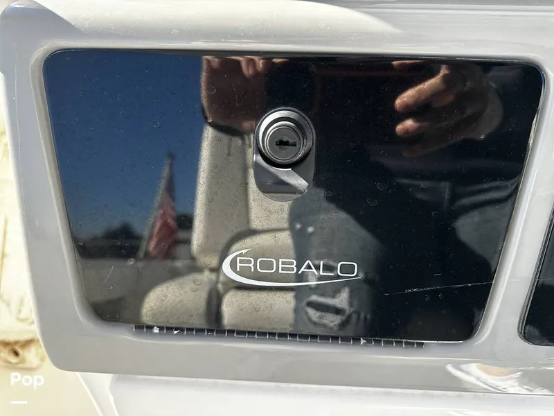 Slide: The Image of Robalo R272 2021 - 16082137