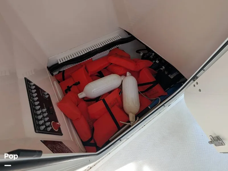 Slide: The Image of Boston Whaler 230 Outrage 2024 - 15846823