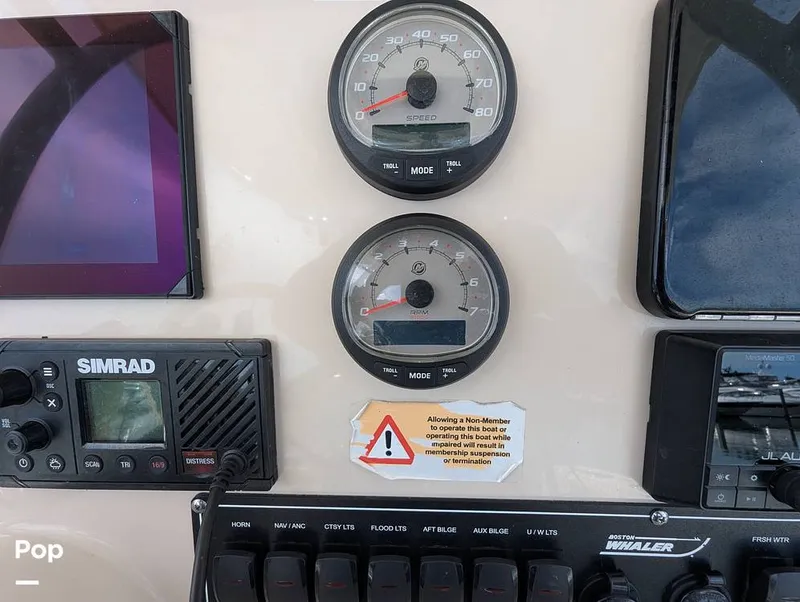 Slide: The Image of Boston Whaler 230 Outrage 2024 - 15846811