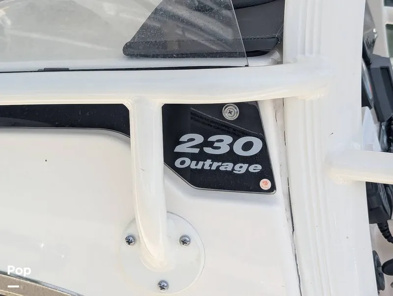 Slide: The Image of Boston Whaler 230 Outrage 2024 - 15846789