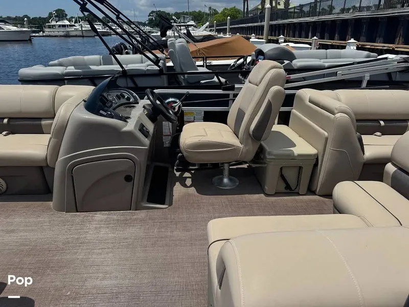 Slide: The Image of Captain's Chair - 15829916