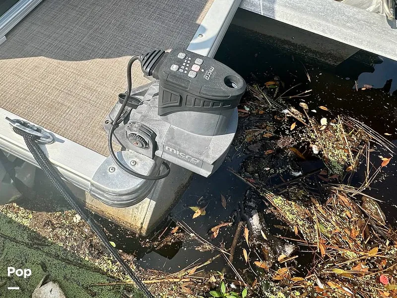 Slide: The Image of Sun Tracker Party -Barge 22 DLX 2022 - 15833561