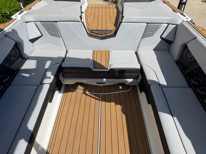 Slide: The Image of Nautique S25 2023 - 12