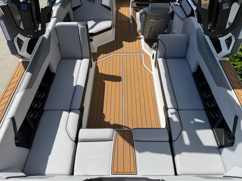 Slide: The Image of Nautique S25 2023 - 10