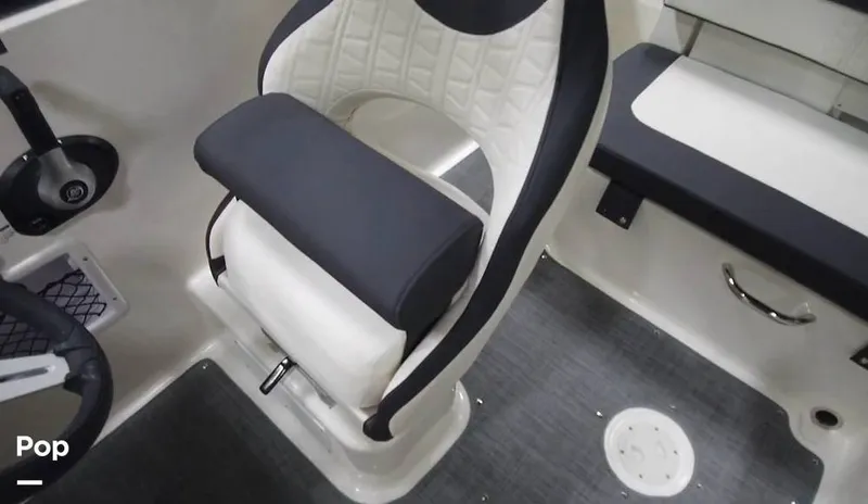 Slide: The Image of Bayliner VR5 2022 - 16316018