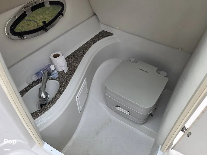 Slide: The Image of Crownline Boats 240 LS 2007 - 15878705