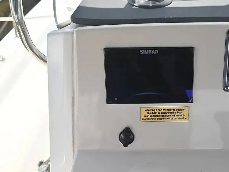 Slide: The Image of Boston Whaler 21 Montauk 2024 - 15862638