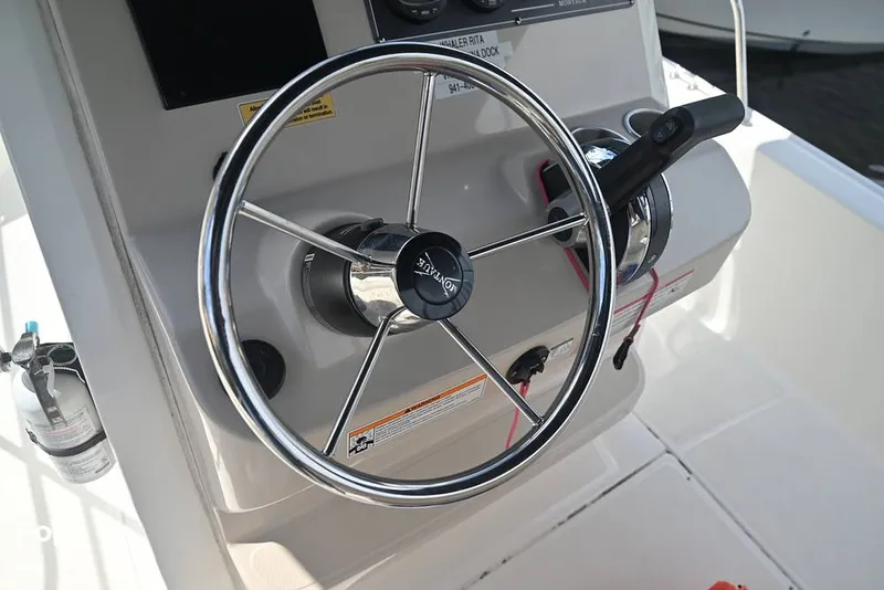 Slide: The Image of Boston Whaler 21 Montauk 2024 - 15858695