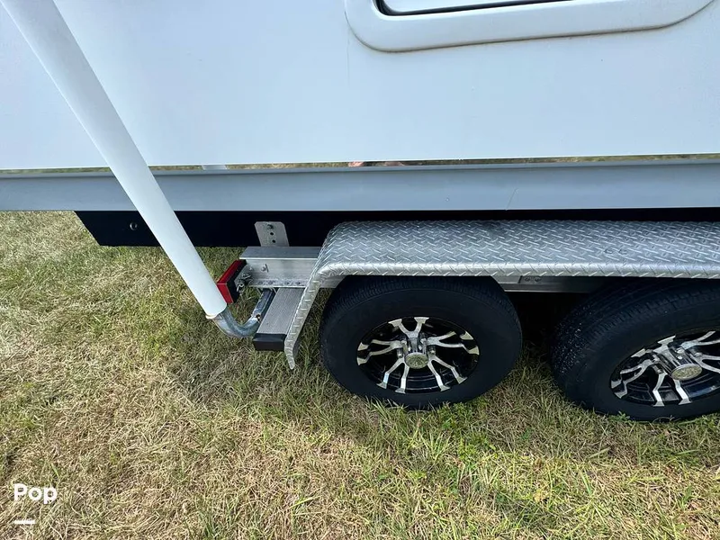 Slide: The Image of Sea Hunt Ultra 235 SE 2018 - 15876757