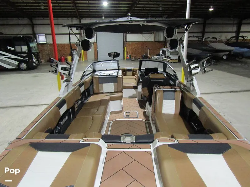 Slide: The Image of Malibu Wakesetter 25 LSV 2022 - 15969645