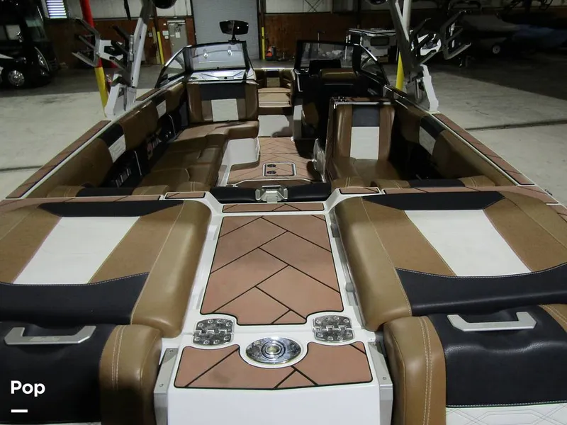 Slide: The Image of Malibu Wakesetter 25 LSV 2022 - 15969644