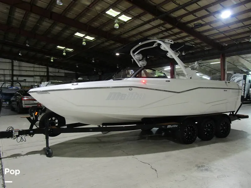Slide: The Image of Malibu Wakesetter 25 LSV 2022 - 15969389