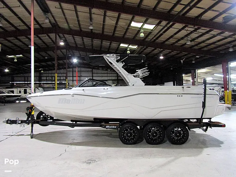 Slide: The Image of Malibu Wakesetter 25 LSV 2022 - 15969397