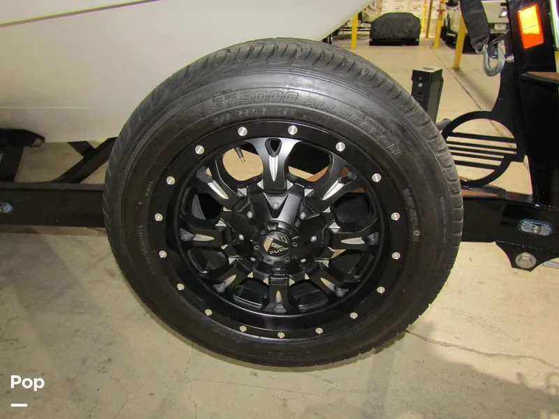 Slide: The Image of Malibu Wakesetter 25 LSV 2022 - 15969408