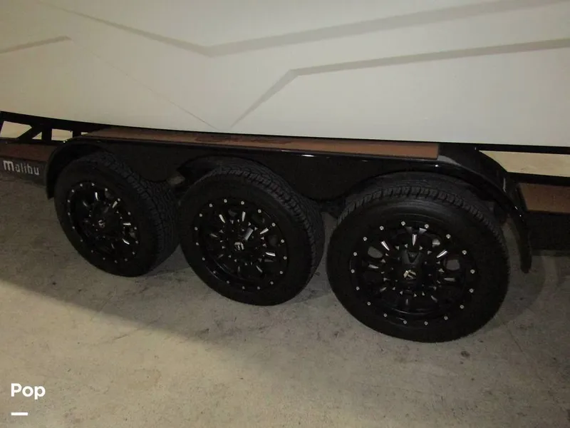 Slide: The Image of Malibu Wakesetter 25 LSV 2022 - 15969428