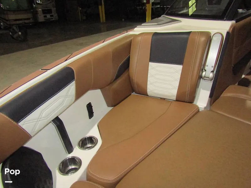 Slide: The Image of Malibu Wakesetter 25 LSV 2022 - 15969513