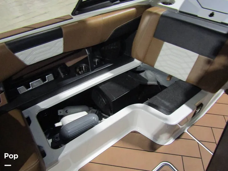 Slide: The Image of Malibu Wakesetter 25 LSV 2022 - 15969552