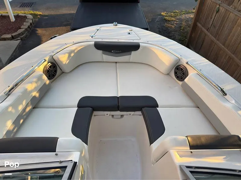 Slide: The Image of Robalo R207 2024 - 15887338