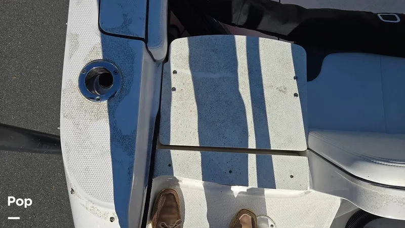 Slide: The Image of Robalo R207 2024 - 15967773