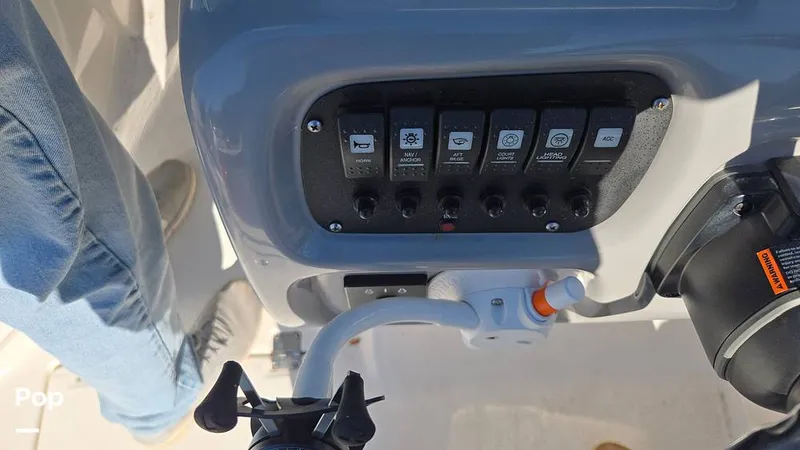 Slide: The Image of Robalo R207 2024 - 15967791