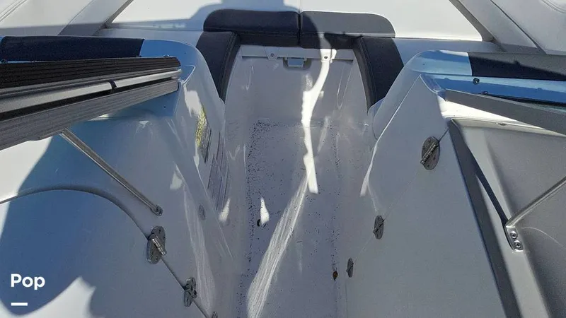 Slide: The Image of Robalo R207 2024 - 15967799