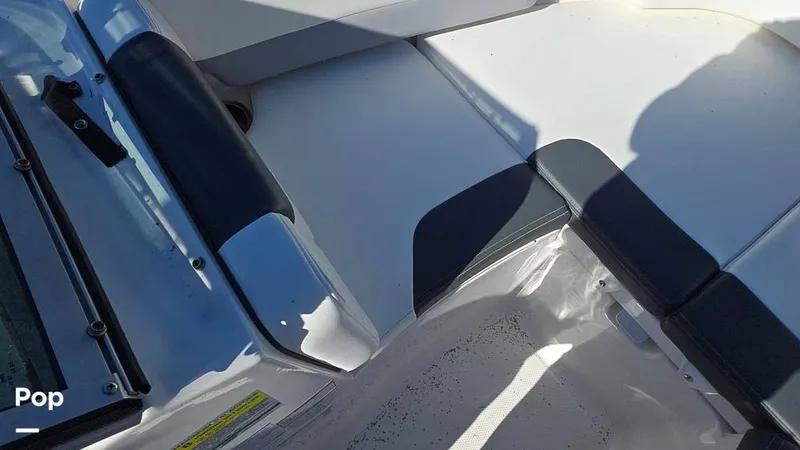 Slide: The Image of Robalo R207 2024 - 15967800