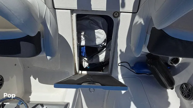 Slide: The Image of Robalo R207 2024 - 15967813