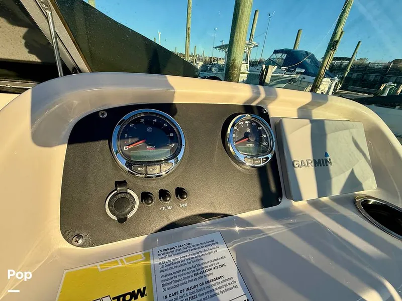 Slide: The Image of Robalo 207 DC 2018 - 15948172