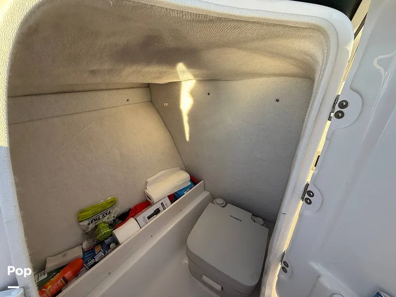 Slide: The Image of Robalo 207 DC 2018 - 15948182