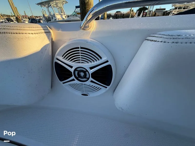 Slide: The Image of Robalo 207 DC 2018 - 15948186