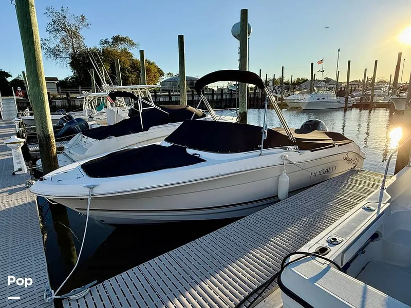 Slide: The Image of Robalo 207 DC 2018 - 15948166