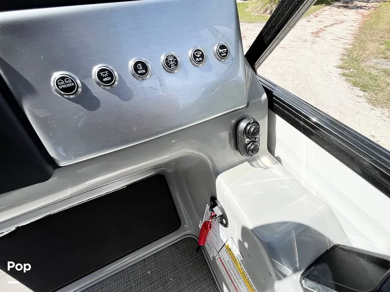 Slide: The Image of Regency 250 DL3 2023 - 15940228