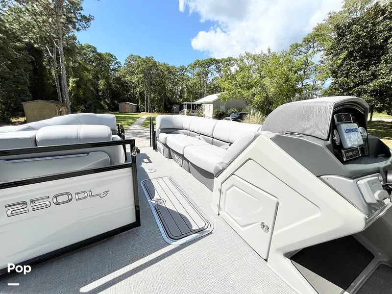 Slide: The Image of Regency 250 DL3 2023 - 15940221