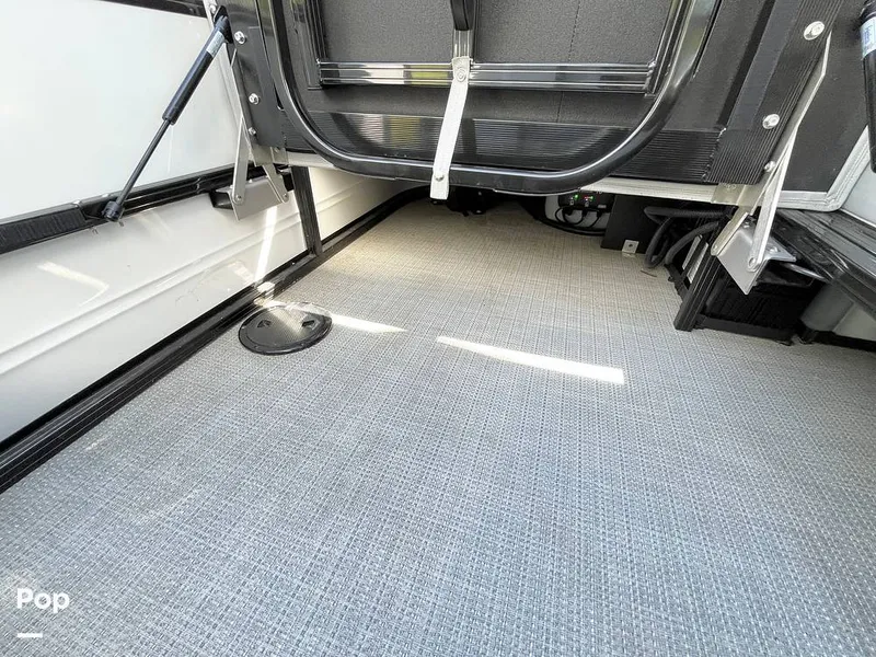 Slide: The Image of Regency 250 DL3 2023 - 15940235