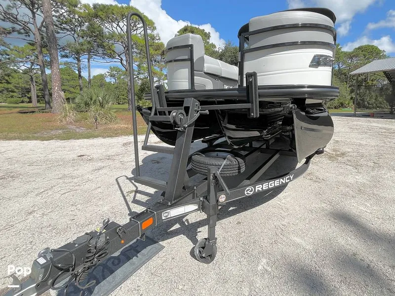 Slide: The Image of Regency 250 DL3 2023 - 15940190