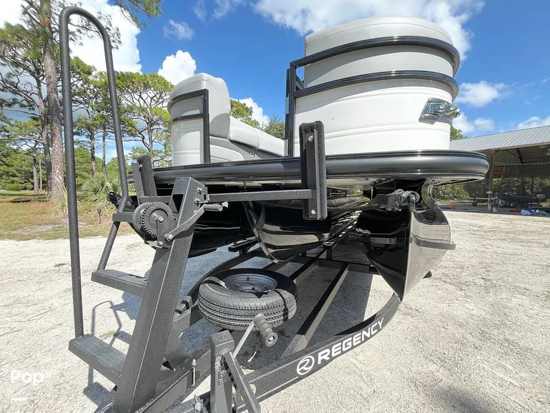 Slide: The Image of Regency 250 DL3 2023 - 15940191